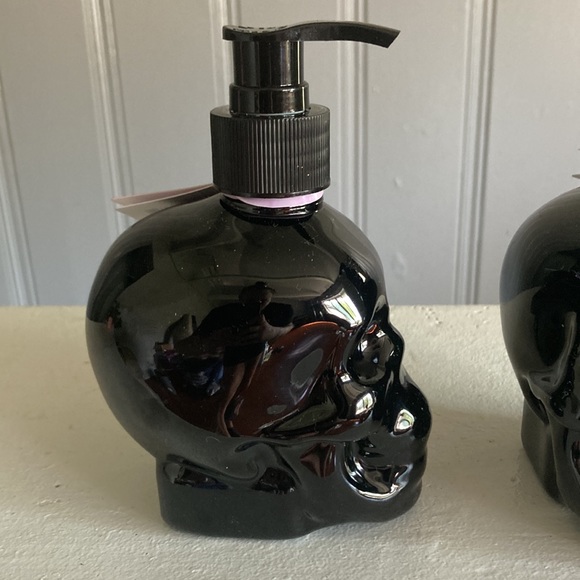 NWT 2 Pomegranate Vanilla Scented Black Skull 💀 Decorative Hand Soap Pumps 17.2 - Picture 13 of 17